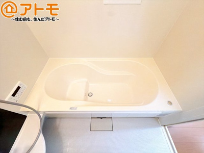 【浴室】 | 清水区谷津町1丁目　中古戸建 | お子様やお年寄りが使いやすいだけでなく、半身浴にも便利なベンチタイプの湯舟です。お湯の節約にも！