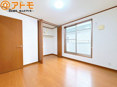 【寝室】 | 清水区谷津町1丁目　中古戸建 | バルコニーに面したお部屋なので、布団などの大きなものも楽々干せます♪