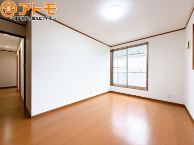 【子供部屋】 | 清水区谷津町1丁目　中古戸建 | 壁と床がシンプルな色合いだからこそ自分だけの空間を作れます♪お部屋作りのイメージは順調でしょうか♪