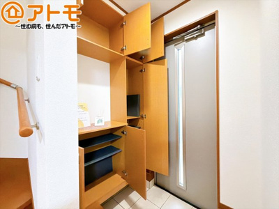 【玄関】 | 清水区谷津町1丁目　中古戸建 | 玄関は収納付きで使い勝手良好♪見た目もすっきり♪