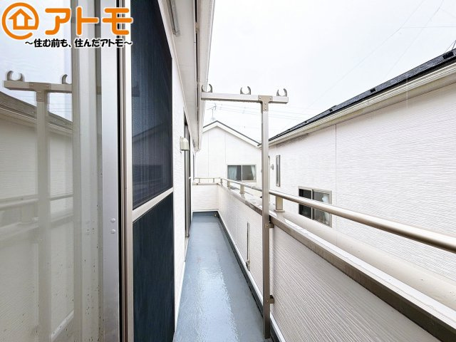 【バルコニー】 | 清水区谷津町1丁目　中古戸建 | 陽当りの良いバルコニーはお洗濯物はもちろんお布団もふかふかになります♪