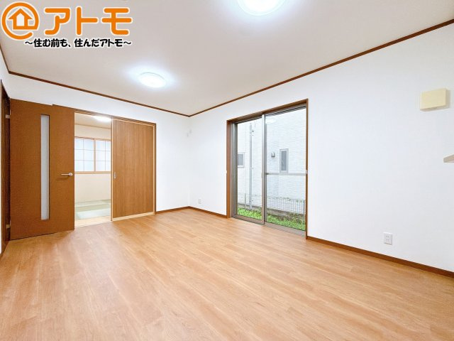 【居間・リビング】 | 清水区谷津町1丁目　中古戸建 | 日当たりのよいリビングは、一年を通してぽかぽかとしています。家族が自然と集まる空間になりそうですね♪