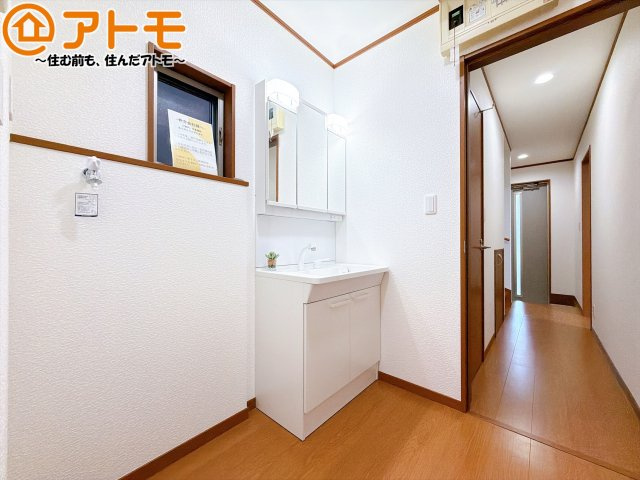【独立洗面台】 | 清水区谷津町1丁目　中古戸建 | シャワータイプの洗面台は、洗濯物の土汚れなどの予洗いもしやすいため、お子様のいるご家庭でも大活躍！