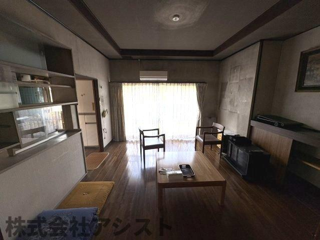 牛隈売戸建ての居間・リビング