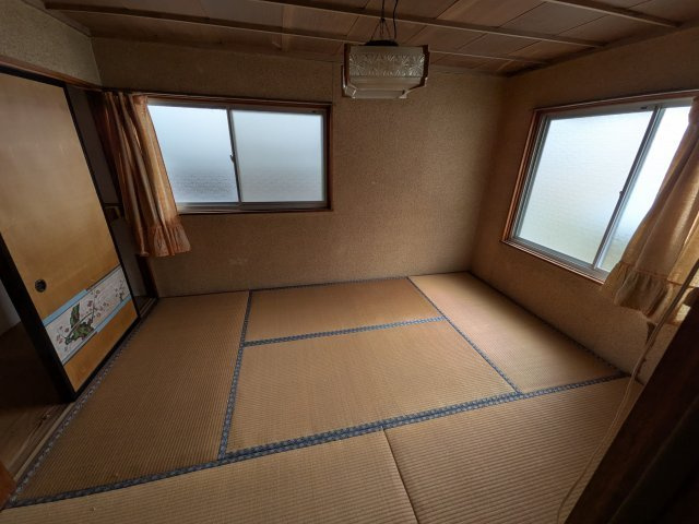 中古戸建　高崎市上里見町の和室|2面採光で明るく風通しの良い和室！イグサの香りに包まれて、ゴロゴロのんびり寛げそうです。