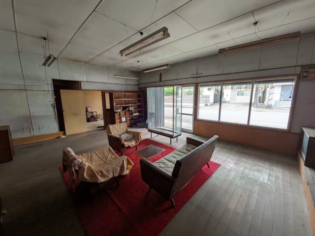 中古戸建　高崎市上里見町の玄関|南に大きく開いた窓、ディスプレイ用の棚があります。店舗として利用されていたスペースです。