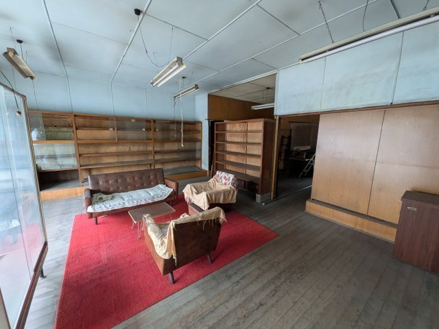 中古戸建　高崎市上里見町の内装|南向きの大きな窓から光が差し込む広い空間！店舗やアトリエなど多彩な用途におすすめです。