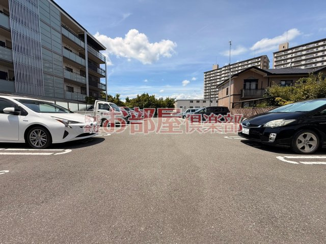 グレースヴィラ西国分の駐車場|同施工物件のお写真です。