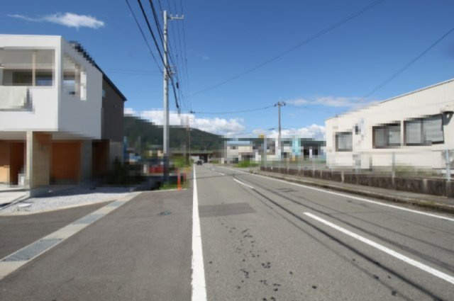土佐市蓮池　新築戸建　2号棟　（全2区画）の前面道路含む現地写真