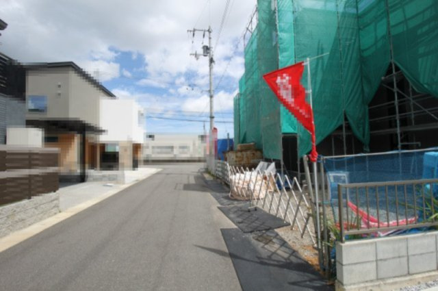 土佐市蓮池　新築戸建　2号棟　（全2区画）の前面道路含む現地写真|前面道路　北側　幅　5.0ｍ　　東側　幅　9.8ｍ