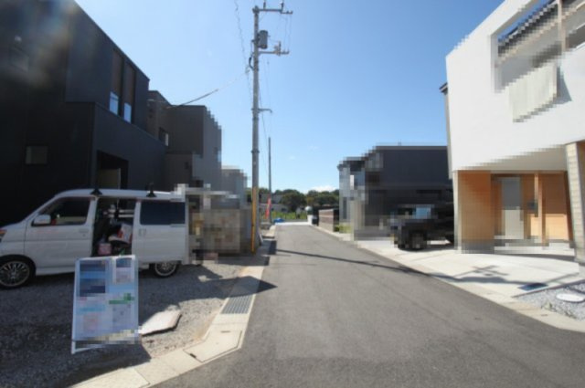 土佐市蓮池　新築戸建　2号棟　（全2区画）の前面道路含む現地写真|前面道路　北側　幅　5.0ｍ　　東側　幅　9.8ｍ