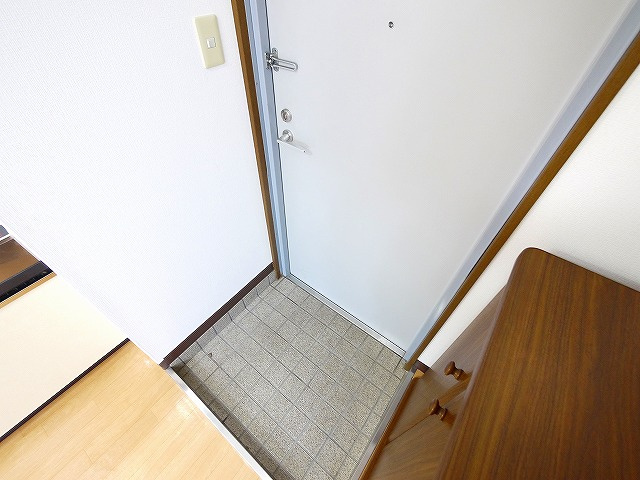 ドウェル佐保川の玄関|下駄箱スペースもありますよ。