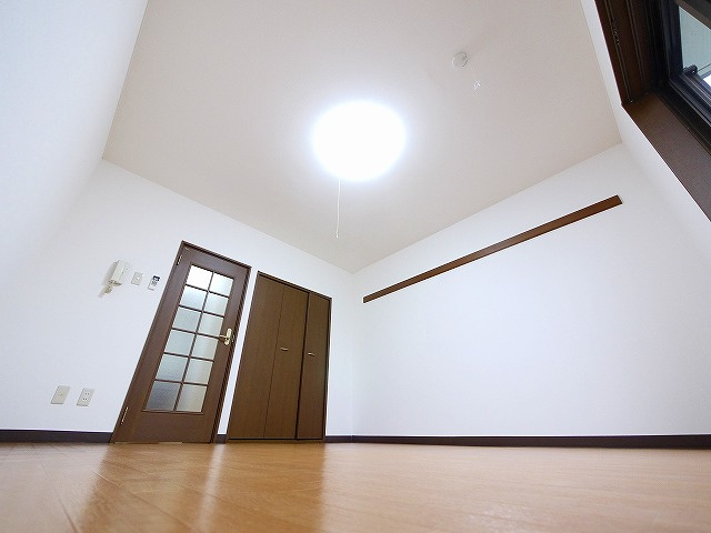 ドウェル佐保川の寝室|明るい日差しがしっかりと入るお部屋で毎日をスタートしましょう。