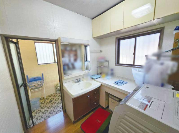 「納戸付き5SLDK」高知市春野町平和　中古一戸建ての洗面所|窓から自然光が差し込む明るい洗面所☆ゆったりとした広さなので朝の時間帯も混雑しません