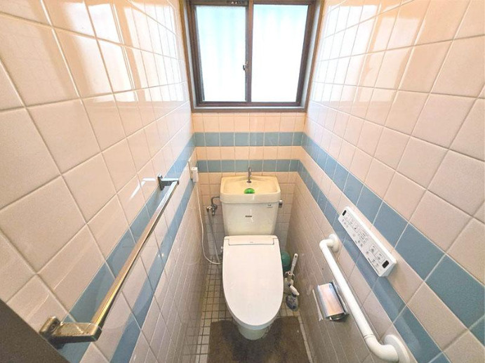 「納戸付き5SLDK」高知市春野町平和　中古一戸建てのその他|1階のトイレは安定して立ち座りができる手すり付き♪