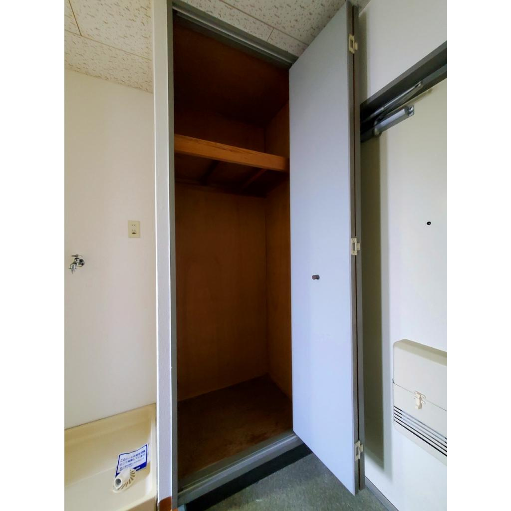 アメニティハイツ忍ケ丘の玄関|収納もある玄関です