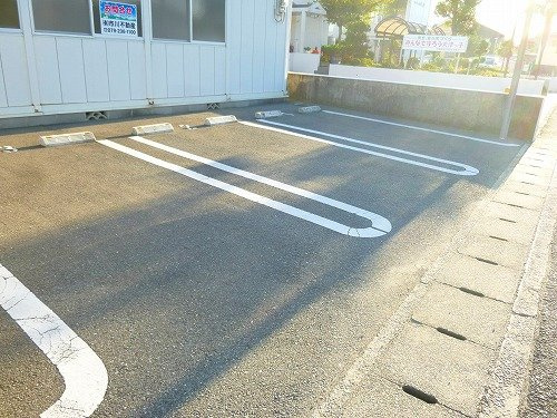 メゾンセレーノの駐車場