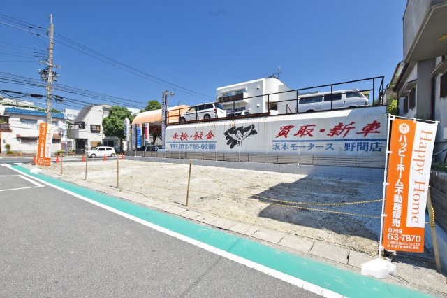 伊丹市野間1丁目新築一戸建て│4LDK+駐車1台の外観|現地では、写真だけでは伝わりにくい道路との位置関係や間口の広さもしっかりチェック。実際の住まいをイメージしながら、ぜひ一度現地をご覧ください。