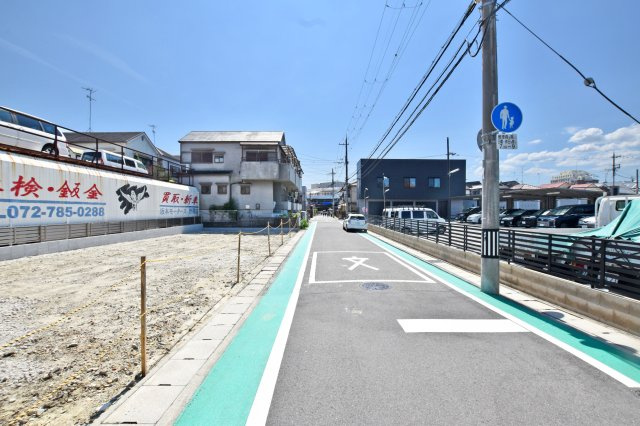 伊丹市野間1丁目新築一戸建て│4LDK+駐車1台の前面道路含む現地写真|前面道路は北側5.9ｍ、東側17.8ｍです。