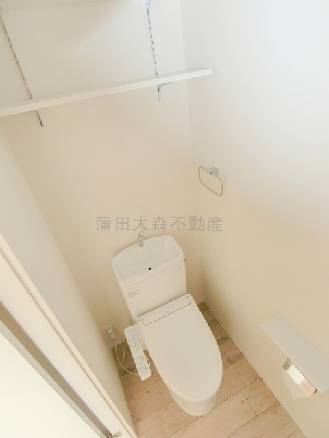 椎橋ハイツのトイレ|棚と温水洗浄便座付きのトイレ