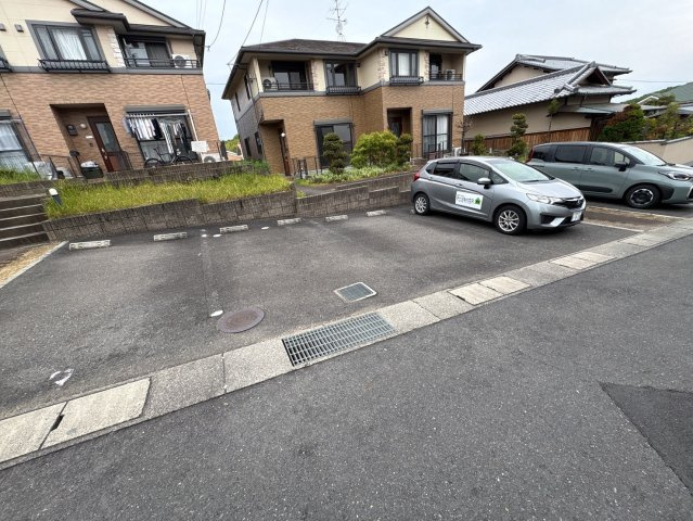 リビングタウン学園北　D棟の駐車場