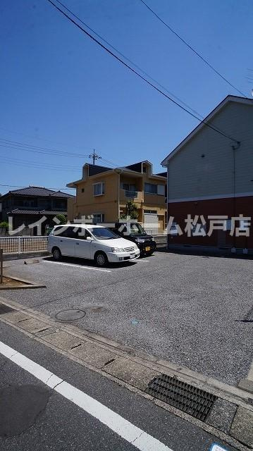 サンエーカーズ【非対面対応】接客・申込・契約オンライン！LINE×相談可！の駐車場|車をお持ちの方に嬉しい駐車場付きの物件です