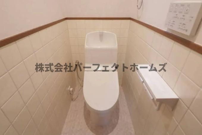 安満中の町戸建　賃貸のトイレ|落ち着いた色調のトイレです