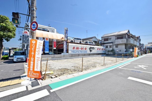 伊丹市野間1丁目新築一戸建て│4LDK+駐車1台の外観|伊丹市野間1丁目に全2区画の新築戸建が誕生！間口10ｍ以上を確保した、ゆとりを感じられる住まいです。ぜひ現地で実際の広さや周辺の街並みもあわせてご覧ください。
