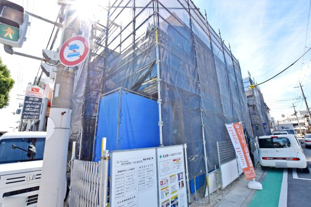 伊丹市野間1丁目新築一戸建て│4LDK+駐車1台の外観|伊丹市野間1丁目に全2区画の新築戸建が誕生！間口10ｍ以上を確保した、ゆとりを感じられる住まいです。ぜひ現地で実際の広さや周辺の街並みもあわせてご覧ください。