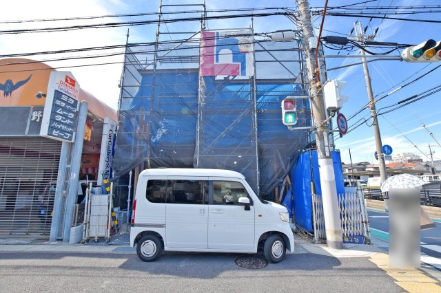 伊丹市野間1丁目新築一戸建て│4LDK+駐車1台の外観|現地では、写真だけでは伝わりにくい道路との位置関係や間口の広さもしっかりチェック。実際の住まいをイメージしながら、ぜひ一度現地をご覧ください。