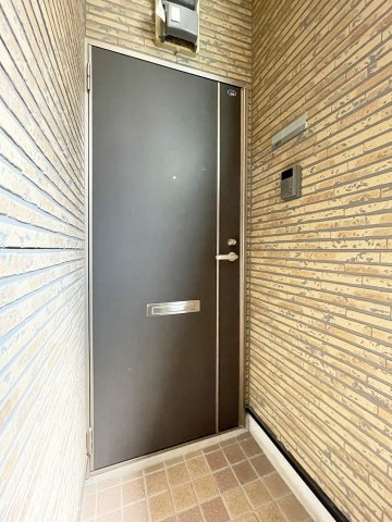 【玄関】 | ピュア高宮参番館 | 落ち着いた玄関です※写真は類似です
