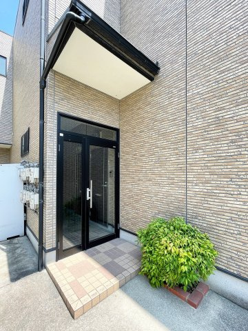 【エントランス】 | ピュア高宮参番館 | エントランスです