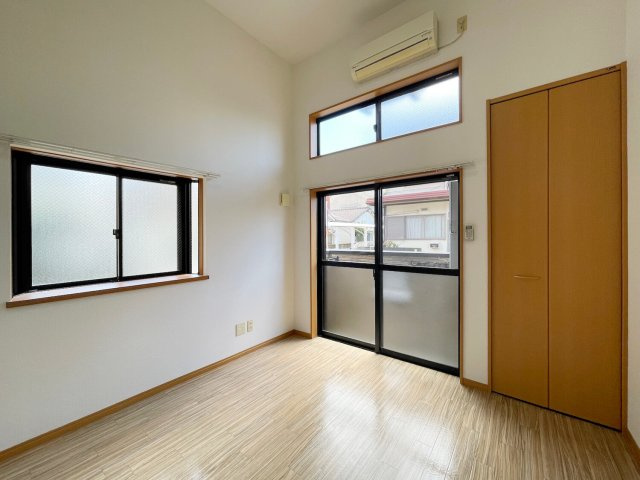 【洋室】 | ピュア高宮参番館 | 落ち着いた色調の洋室です※写真は類似です