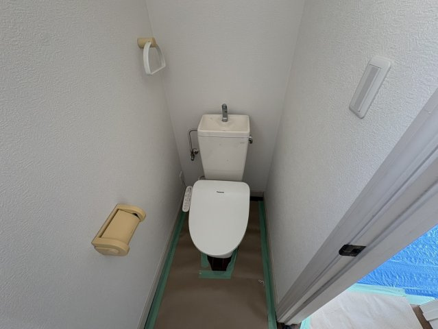 リフォーム 中古戸建　揖斐郡池田町田畑　平成11年築のトイレ|2階トイレです。壁紙交換、クリーニングを行いました。