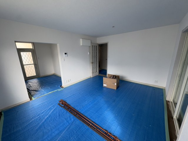 リフォーム 中古戸建　揖斐郡池田町田畑　平成11年築の居間・リビング|現在リフォーム中です。ハウスクリーニングを行い、壁紙は交換を行います。