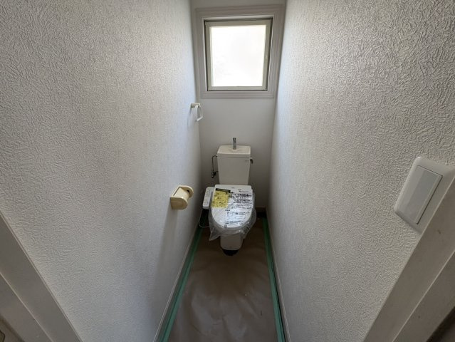 リフォーム 中古戸建　揖斐郡池田町田畑　平成11年築のトイレ|１Fトイレです。壁紙交換、クリーニング、ウォシュレットの新品交換行いました。