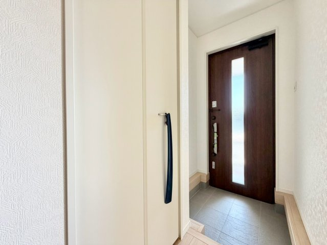 クレイドルガーデン　大府市東新町第2の玄関|大容量のシューズ収納で、家族分の靴や外遊び道具もすっきり収納。日々の使いやすさにも優れています。									
									