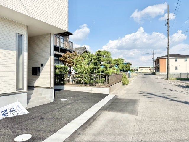 クレイドルガーデン　大府市東新町第2の前面道路含む現地写真|十分なゆとりがあり、邸宅としての佇まいをより一層引き立てております。上品な住環境をお約束いたします。									
									