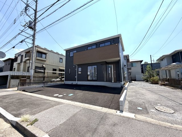 越谷市千間台西第８　新築戸建の外観|青空に映えるすっきりとした外観。落ち着いた街並みに調和するデザインです。