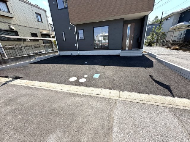 越谷市千間台西第８　新築戸建の駐車場|並列で2台分の車を停められる広い駐車スペース。ご夫婦での複数台所有や来客時にも大変便利です。