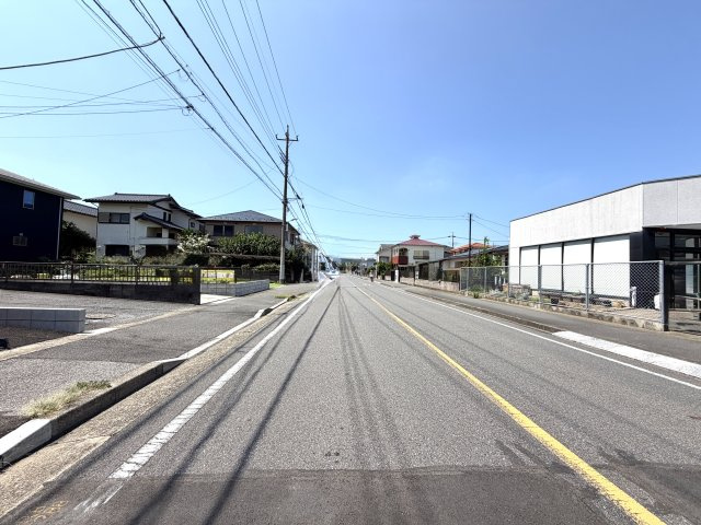 越谷市千間台西第８　新築戸建の前面道路含む現地写真|前面道路は交通量が少なく静かな環境。お子様やペットの移動も安心です。