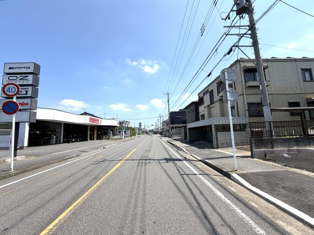 越谷市千間台西第８　新築戸建の前面道路含む現地写真|幅員にゆとりのある前面道路。車のすれ違いや駐停車もスムーズに行えます。