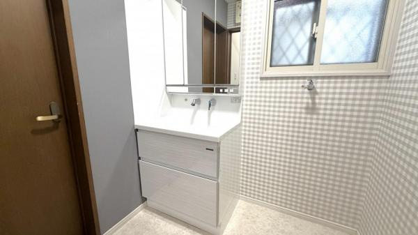 草津市東矢倉3丁目　中古戸建ての独立洗面台
