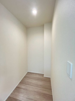 【収納】 | 土浦市下高津3丁目　新築戸建て　A号棟 | 人気のウォークインクローゼット付きで収納力良好です。お部屋を広く使えるため生活空間にゆとりが生まれ、快適にお住まいいただけます。