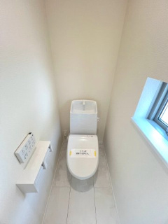【トイレ】 | 土浦市下高津3丁目　新築戸建て　A号棟 | 温水洗浄便座付きトイレで快適にご利用いただけます。シンプルで清潔感のある空間となっており、毎日気持ちよくお使いいただけます。