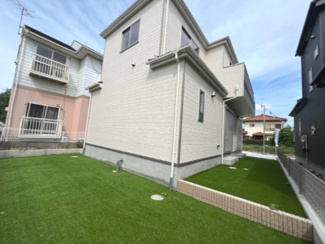 【庭】 | 土浦市下高津3丁目　新築戸建て　A号棟 | ゆとりのある庭スペースがあり、ガーデニングや家庭菜園などもお楽しみいただけます。お子様の遊び場としても活用できる魅力的な空間です。