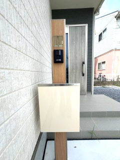 【その他】 | 土浦市下高津3丁目　新築戸建て　A号棟 | 来訪者の顔を室内から確認できるモニター付きインターホンを完備。防犯面にも配慮した、暮らしに嬉しい便利な設備です。