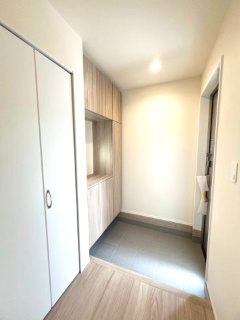 【玄関】 | 土浦市下高津3丁目　新築戸建て　A号棟 | 広々とした玄関にはシューズボックスを設置しており、来客時もすっきりとした印象を与えます。収納力もあり使い勝手の良い空間です。