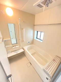 【浴室】 | 土浦市下高津3丁目　新築戸建て　A号棟 | ゆったりとくつろげるバスルームで一日の疲れを癒せます。窓付きで換気も良好、清潔感のある空間となっており快適にご利用いただけます。