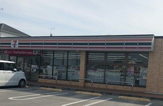 【周辺】 | さくら　スクエア | セブンイレブン鴻巣下忍SS店まで550m
